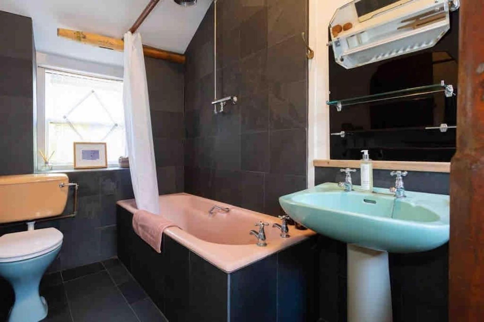 Janies Cottage~ Mousehole~Eclectic Interiors & Vintage Charm Exterior photo